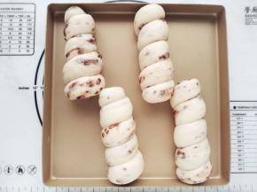 送入烤箱或者发酵箱进行第二次发酵。