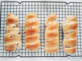 发酵完成后，表面刷上蛋液，送入预热好的烤箱，中层上下火180度烤15分钟左右，上色后要及时加盖锡纸。出炉后立即脱模晾凉。