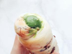 从冰箱拿出冰冰凉的卡士达酱，稍稍搅拌至顺滑，装入裱花袋挤入面包中，抹茶溏心蜜豆面包完成。