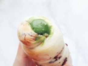 从冰箱拿出冰冰凉的卡士达酱，稍稍搅拌至顺滑，装入裱花袋挤入面包中，抹茶溏心蜜豆面包完成。