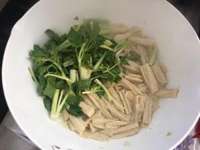 加入芹菜，炒至变软