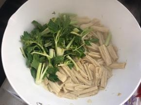 加入芹菜，炒至变软