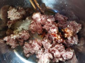 剁好的肉馅里放姜粒，胡椒粉，花椒粉，五香粉，蚝油，料酒和鸡蛋一个，再加少量水。