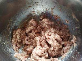 先将肉馅顺一个方向拌匀。