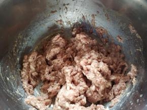 先将肉馅顺一个方向拌匀。