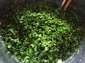 韭菜切碎放肉馅里。