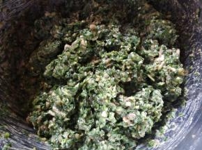 然后放熟油和盐，再顺一个方向拌匀。