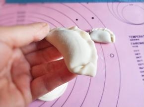 从边上往里卷。