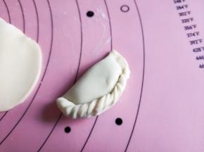 顺一个方向往里卷。