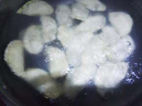 水烧开放两勺盐下饺子，水开添三遍凉水，煮好饺子捞出。