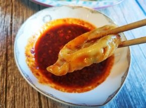 调适合自己口味的料蝶，美美的开吃啦。