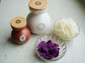 紫薯入蒸锅蒸熟，去皮用小勺子压成泥，蒸好的大米备用。