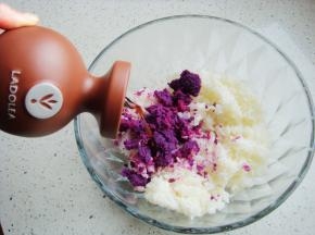 大米放入盆中，倒入紫薯泥，加入果醋。