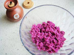 搅拌均匀备用。（醋的酸性能使紫薯泥变成浅紫色）