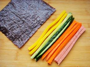 香肠、胡萝卜、黄瓜、萝卜条分别切细长条，海苔备用。
