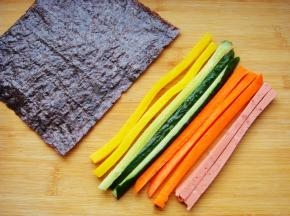 香肠、胡萝卜、黄瓜、萝卜条分别切细长条，海苔备用。