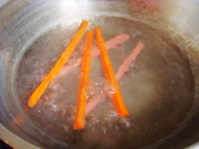 胡萝卜、香肠条入开水锅里烫软。