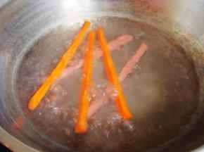 胡萝卜、香肠条入开水锅里烫软。