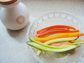 捞出放入盆中，加入橄榄油。