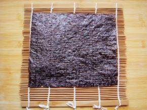 海苔一张，放在卷帘上。