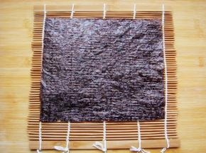 海苔一张，放在卷帘上。