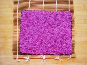 铺上一层紫薯米饭。