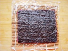 翻面，海苔的一面向上。