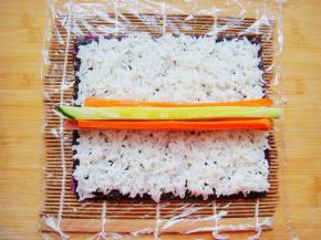 再铺上一层白米饭，白米饭提前加入适量果醋搅拌下，中间放上食材。