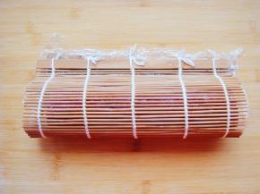 卷起竹帘压紧。