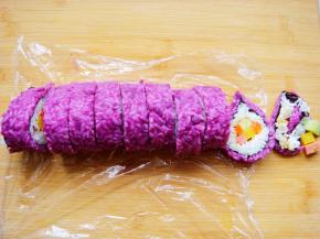 切去两端边缘，切成小段即可装盘。