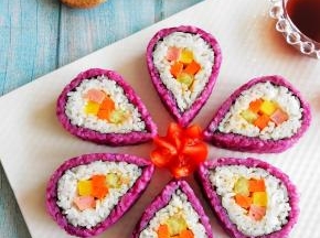 成品图。圣女果刻米字花刀做花心即可。