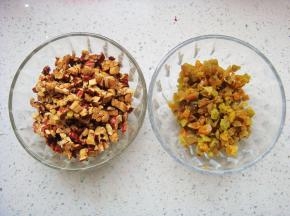 红枣去核，葡萄干分别切碎粒。