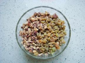 拌入少许的干面粉（分量内）搅拌几下，使表面均匀的沾满面粉。