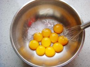 蛋黄里加入盐、10克的白砂糖（分量内）。