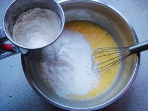 再次搅拌均匀，筛入低筋面粉。