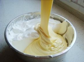 翻拌均匀后倒入剩下的蛋白中。