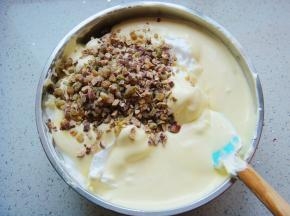 倒入红枣葡萄干碎粒，继续翻拌。