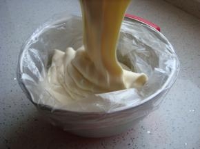 翻拌均匀后，装入裱花袋。