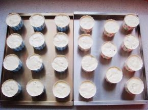 把纸杯提前放在烤盘里，挤入纸杯中8分满。（图中是中号纸杯）