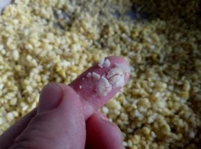 蒸到绿豆拿起来轻轻一捻就碎就可以了