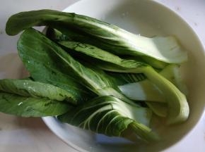 青菜洗净备用。