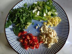 葱姜蒜，小米椒切粒，香菜，葱切段。