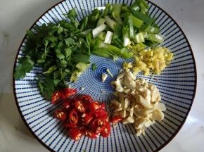 葱姜蒜，小米椒切粒，香菜，葱切段。