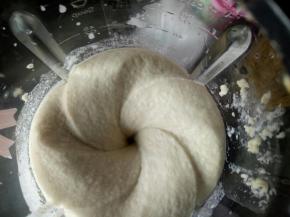 放入破壁机，加入适量水和淡奶油打成细腻的糊状