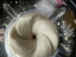 放入破壁机，加入适量水和淡奶油打成细腻的糊状