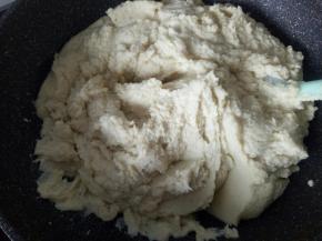 倒入不粘锅，中小火炒7.8分钟左右