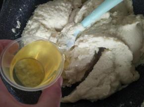 将玉米油分两次加入，每次都是充分搅匀吸收以后再加入下一次