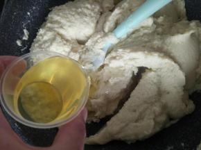 将玉米油分两次加入，每次都是充分搅匀吸收以后再加入下一次