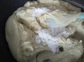 炒至5.6分钟后加入白砂糖，充分搅匀后再加入水怡