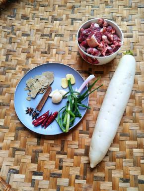 准备各种配料，如图